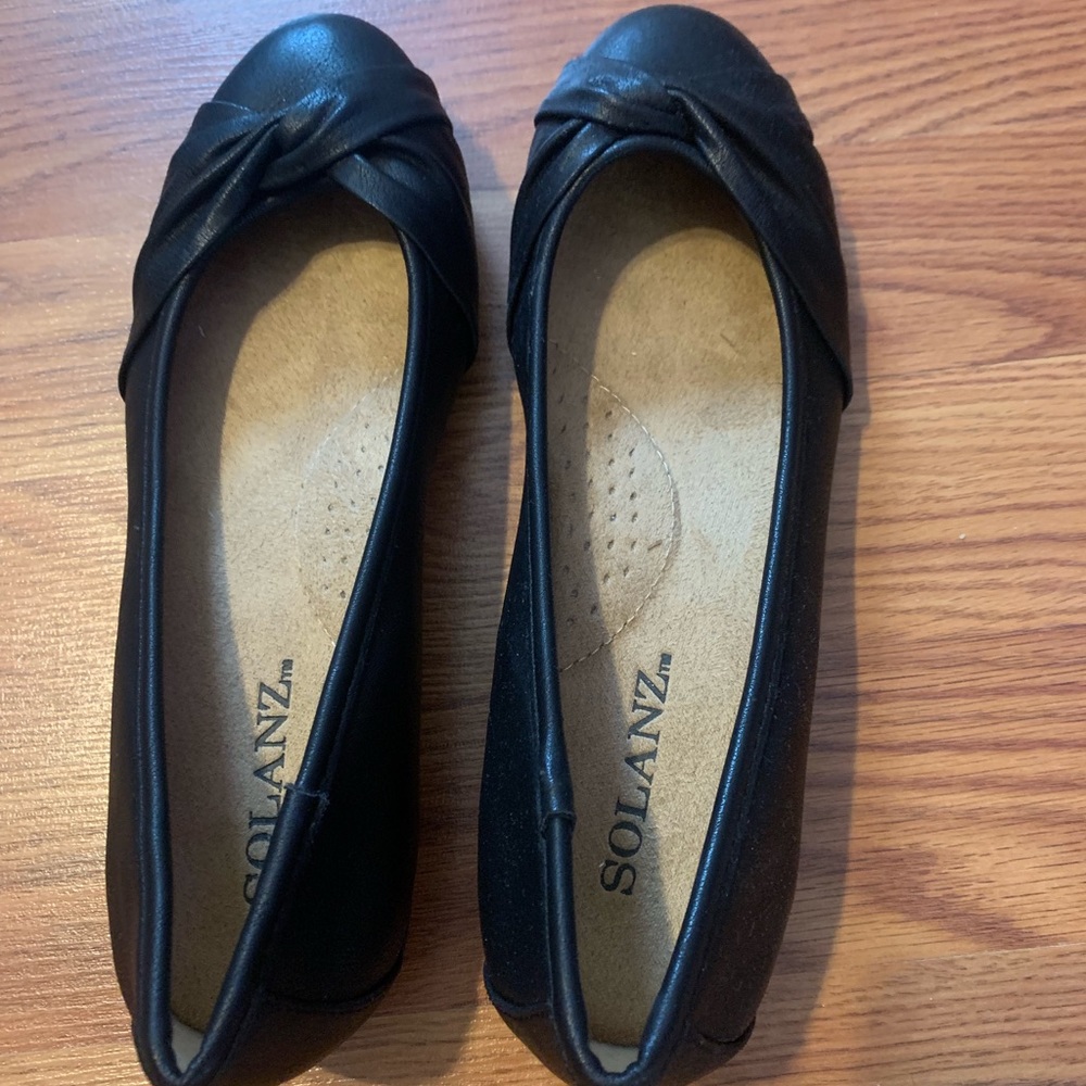 Black solanz flats! Never worn! Size 6
